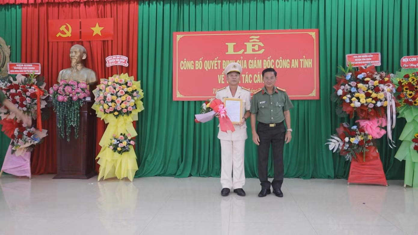 Đại tá Nguyễn Văn Trãi trao quyết định cho Thượng tá Lê Minh Tùng. Ảnh: TTV11