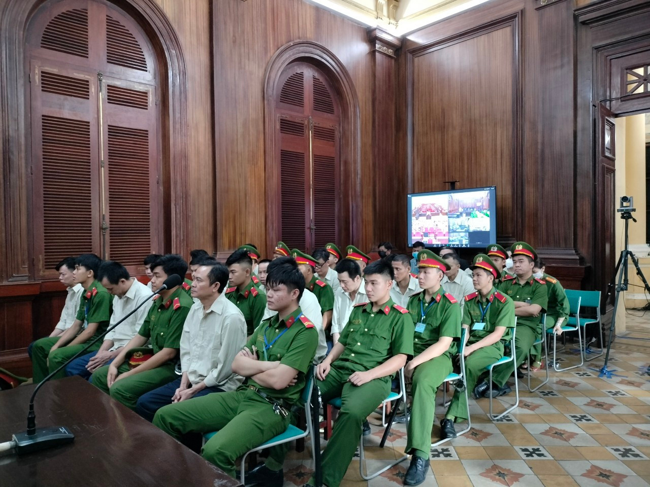Các bị cáo tại phiên tòa sáng nay 8/8. Ảnh: Tân Châu.