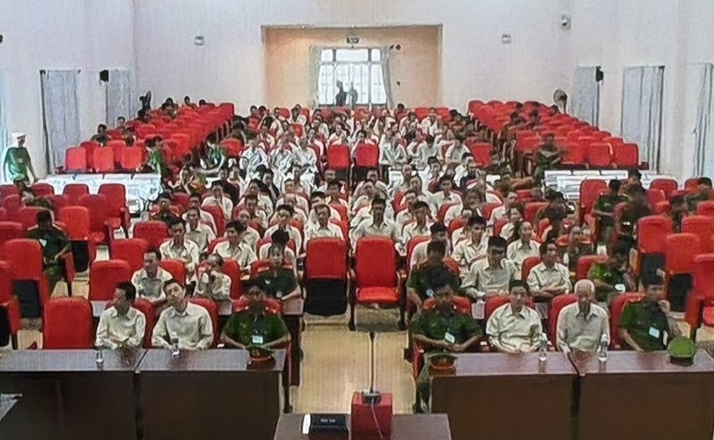 Phòng xử án ở Trại tạm giam T30 (Củ Chi). Chiều 23/8 HĐXX đã tuyên phạt tù 254/254 bị cáo, với 11 tội danh. Hai cựu Cục trưởng Cục ĐKVN là bị cáo Trần Kỳ Hình bị phạt 19 năm tù về tội “Nhận hối lộ” và 6 năm tù về “Lợi dụng chức vụ, quyền hạn trong khi thi hành công vụ”; Bị cáo Đặng Việt Hà bị tuyên phạt 19 năm tù về tội “Nhận hối lộ”. 252 bị cáo còn lại bị tuyên phạt từ 12 tháng tù (cho hưởng án treo) đến 30 năm tù. Phòng xử án ở Trại tạm giam T30 (Củ Chi). Chiều 23/8 HĐXX đã tuyên phạt tù 254/254 bị cáo, với 11 tội danh. Hai cựu Cục trưởng Cục ĐKVN là bị cáo Trần Kỳ Hình bị phạt 19 năm tù về tội “Nhận hối lộ” và 6 năm tù về “Lợi dụng chức vụ, quyền hạn trong khi thi hành công vụ”; Bị cáo Đặng Việt Hà bị tuyên phạt 19 năm tù về tội “Nhận hối lộ”. 252 bị cáo còn lại bị tuyên phạt từ 12 tháng tù (cho hưởng án treo) đến 30 năm tù.