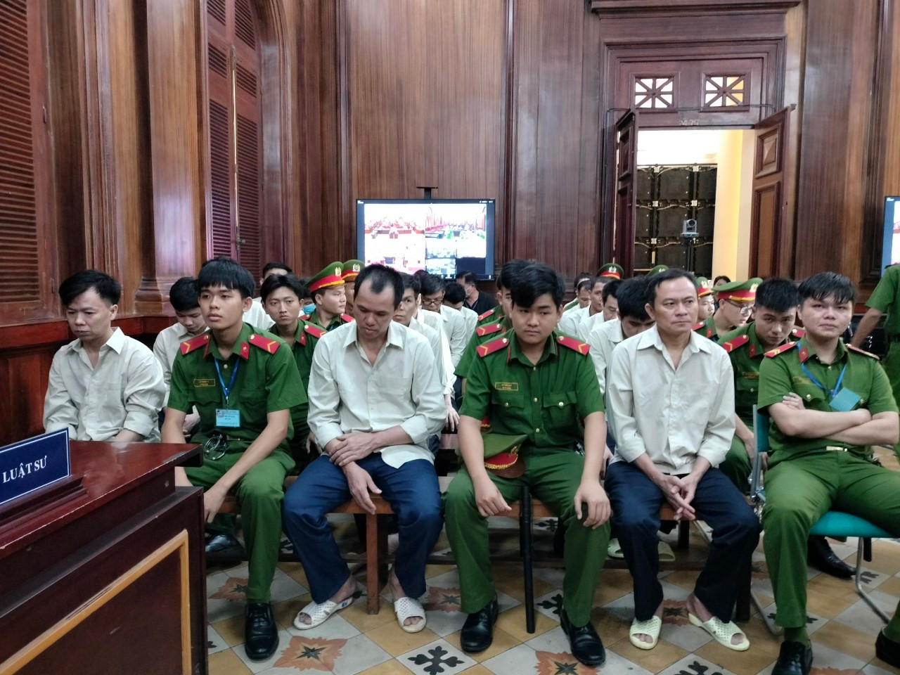 Các bị cáo tại phiên tòa.