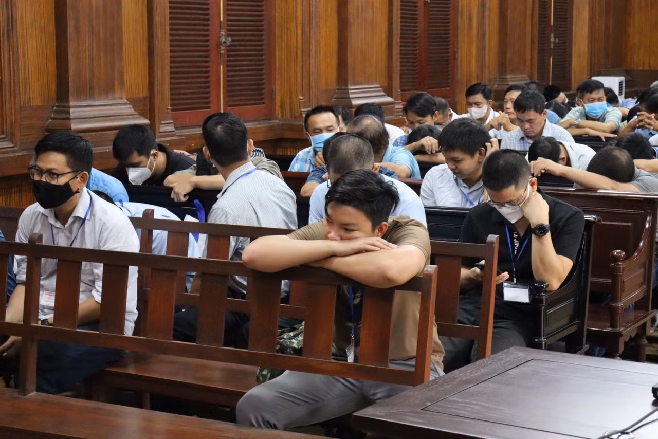 Các bị cáo tại ngoại tại phiên tòa sáng nay. Ảnh: Tân Châu.