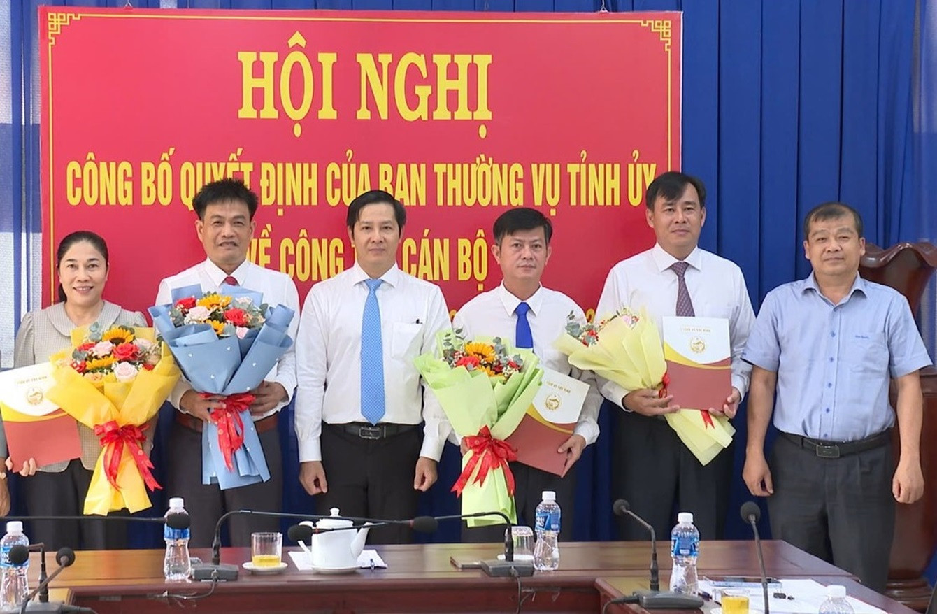 Tân Phó Trưởng Ban Tuyên giáo Tỉnh ủy Tây Ninh Thành Từ Dũ (thứ 2 trái sang). Tân Phó Trưởng Ban Tuyên giáo Tỉnh ủy Tây Ninh Thành Từ Dũ (thứ 2 trái sang).