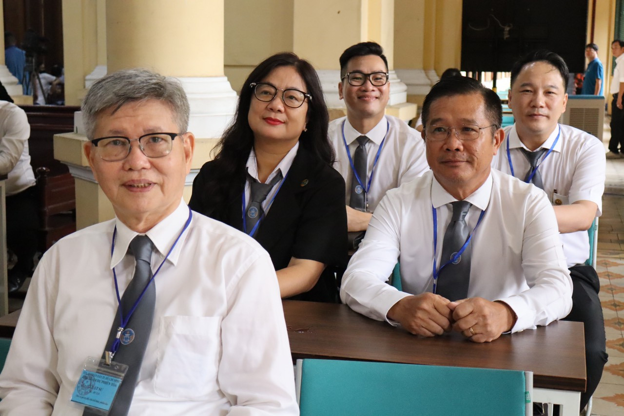 Các luật sư tại phiên tòa sáng nay 6/8. Ảnh: Tân Châu. Các luật sư tại phiên tòa sáng nay 6/8. Ảnh: Tân Châu.