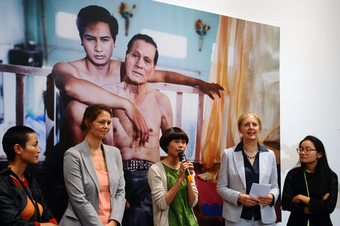 Maika Elan tại triển lãm The Pink Choice tại Viện Goethe (Hà Nội. Maika Elan tại triển lãm The Pink Choice tại Hà Nội