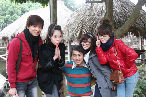 Mỹ Hằng cùng Mai Phương - Miss Teen tài năng 2010 (áo đen), diễn viên Thanh Bình... trong chuyến đi Mê Linh 