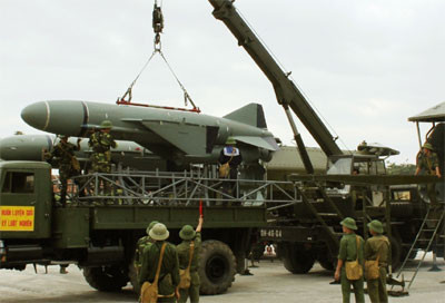Chuẩn bị đưa tên lửa vào bệ phóng