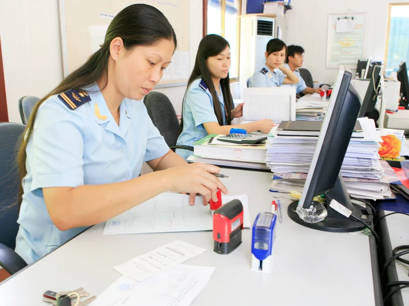 Cán bộ công chức. Ảnh: Hồng Vĩnh