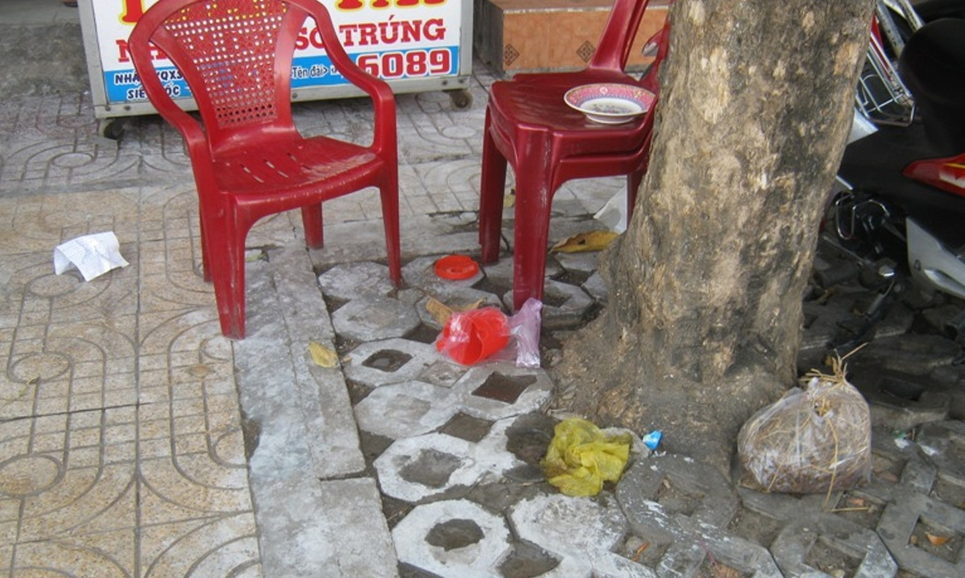 Nền đất, gốc cây vẫn còn dấu vết axit