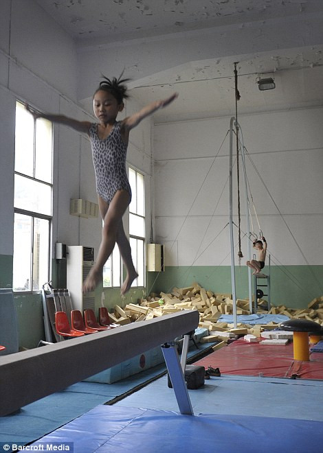 Các vận động viên nhí từ 5-6 tuổi đã được đào tạo về môn thể dục dụng cụ