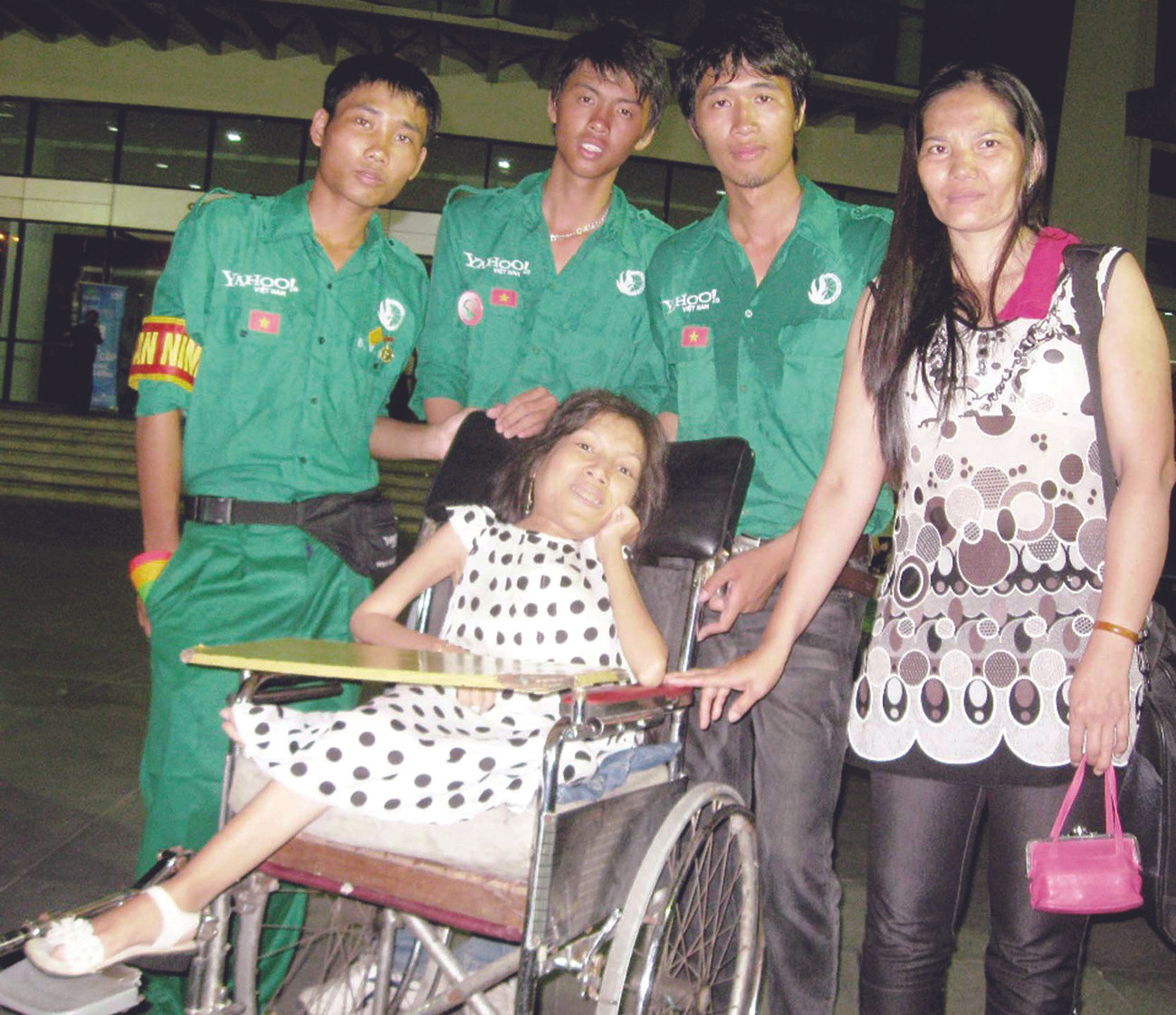 Nguyễn Thị Thúy Hoa cùng các bạn trẻ đi bộ xuyên việt Hành trình Xanh tại Đà Nẵng. Ảnh: Hoài Văn. Nguyễn Thị Thúy Hoa cùng các bạn trẻ đi bộ xuyên việt Hành trình Xanh tại Đà Nẵng Ảnh: Hoài Văn