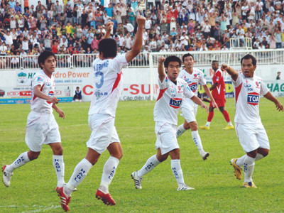 HAGL (trắng) sẽ có thêm ba điểm sau trận đấu chiều nay? Ảnh: Tường Vũ . HAGL (trắng) sẽ có thêm ba điểm sau trận đấu chiều nay? Ảnh: Tường Vũ