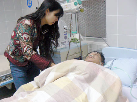 Con gái Kim Chi hết lòng chăm sóc bố khi ông bị tai nạn hồi năm 2008. Ảnh: Ngọc Trần (VnExpress)