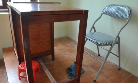 Dù được đầu tư hơn 10 tỷ đồng nhưng học sinh Trường TH Nguyễn Gia Thiều vẫn phải đóng tiền mua bàn ghế cho lớp và giáo viên. (Ảnh: Văn Chung).