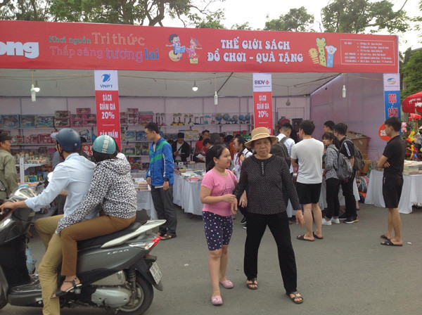 Nhà sách Tiền Phong giảm giá mạnh trong “Ngày sách Việt Nam” tại Nam Định ảnh 3