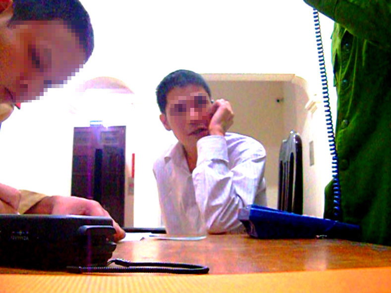 Người đàn ông vi phạm bị phạt 2 lỗi và bị giữ xe ô tô