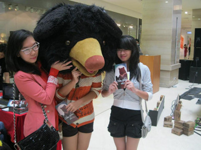 Các bạn trẻ của nhóm Action Bear phát tờ gấp để giữ nhà cho gấu