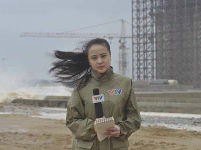 Ngày hôm nay, trên các trang mạng xã hội, các diễn đàn, cơn bão Haiyan vẫn tiếp tục là tâm điểm. Hướng đi khó lường của cơn bão số 14 đã khiến cho người dân vô cùng bất an, dù có đang ở vùng ảnh hưởng bởi bão hay không. Hoàng Ngọc Bích - biên tập viên thời tiết của Đài VTV đang tác nghiệp tại Vũng Áng - Hà Tĩnh 