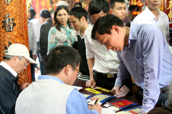 Ghi danh những người công đức cho đền