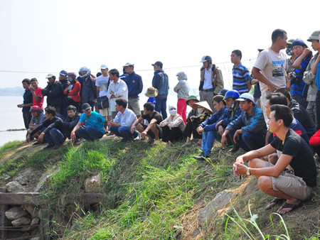 Đông đảo người dân quan tâm tới theo dõi vụ việc