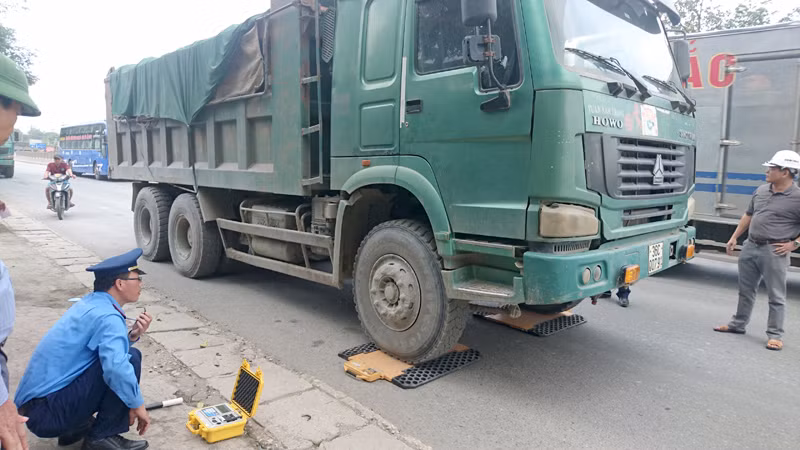 Xe chở quá tải sẽ tăng mức phạt lên gấp 3 lần hiện hành cả với lái xe và chủ xe. Xe chở quá tải sẽ tăng mức phạt lên gấp 3 lần hiện hành cả với lái xe và chủ xe.