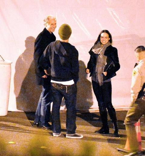 Michelle Rodriguez chia sẻ nụ cười với những người đến đây tưởng niệm Paul Walker