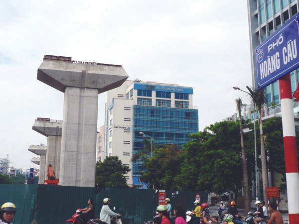 Tuyến ĐSĐT Cát Linh - Hà Đông được nhận định là phá vỡ cảnh quan và không an toàn. Ảnh: T.Đ. Tuyến ĐSĐT Cát Linh - Hà Đông được nhận định là phá vỡ cảnh quan và không an toàn. Ảnh: T.Đ