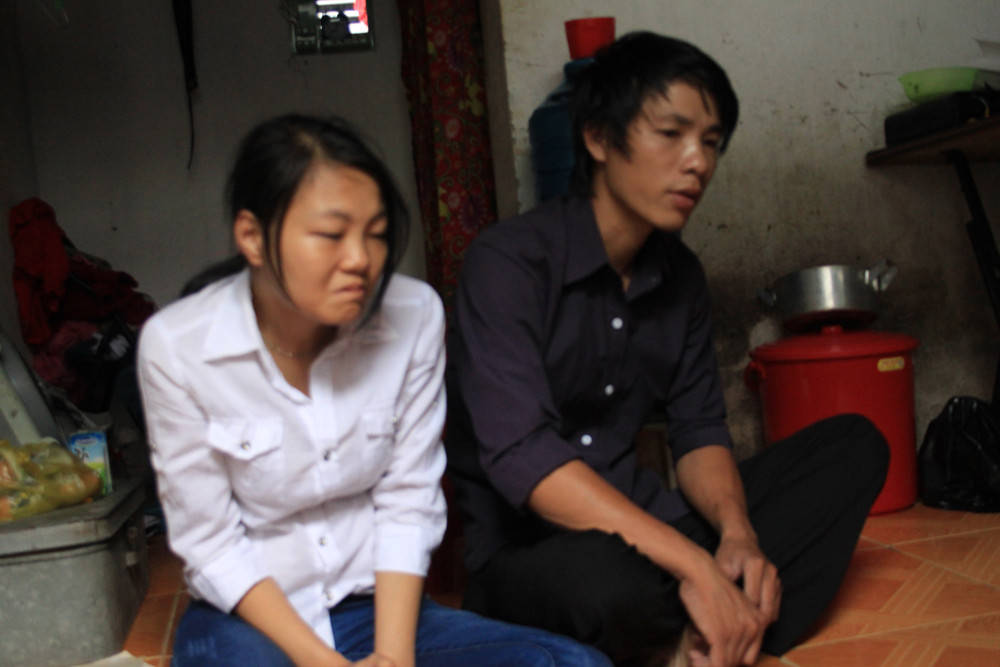 Vợ chồng anh Đức đau đớn trước cái chết của con.
