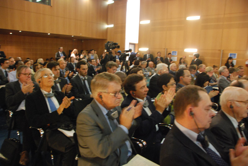 Các học giả, nhà nghiên cứu chăm chú với diễn giả Viêt Nam