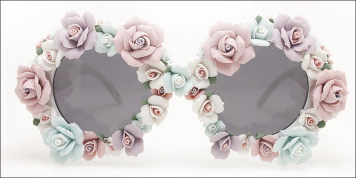 Kính chuồn đính đá quý màu vàng có giá 280 đô la Mỹ Kính mắt màu xám ghi với viền hoa nhựa tinh tế sang trọng có giá 400 đô la Mỹ Kính không số viền đá pha lê đen có giá 280 đô la Mỹ Kính mắt với viền xéo và dây đeo vàng đín lục lặc có giá 300 đô la Mỹ Kính mắt mèo với thiết kế tinh xảo và sang trọng có giá bán 270 đô la Mỹ Chiếc kính này có giá 280 đô la Mỹ Mẫu kính dành cho các ngôi sao với hình vương miện trên gọng được bán với giá 290$ Bạn cần chi 320 usd cho chiếc kính mắt mèo đính ngọc trai sáng loáng này 350 usd là giá cho chiếc kính "trăng sao" ngộ nghĩnh màu đen Những viên pha lê lớn khiến chiếc kính mắt mèo có giá tới 370 usd Kính dành cho các tín đồ thời trang rock-chic với những chiếc đầu lâu độc đáo mang tên Big Cartel có giá 350 usd Chiếc kính tên gọi Bleach có giá 250 usd Mẫu Bootsy_white có giá bán 275 usd Kính Ellington_black được bán với giá 250 usd Kính gọng đính hạt vàng có giá 800 usd Chiếc Lux_black này bạn cần chi 250 usd nếu muốn có nó Một thiết kế hoàn hảo mang têb Phillips_pastel, nó có giá 250 usd Chiếc Rockstar_gold được bán với giá 250 usd