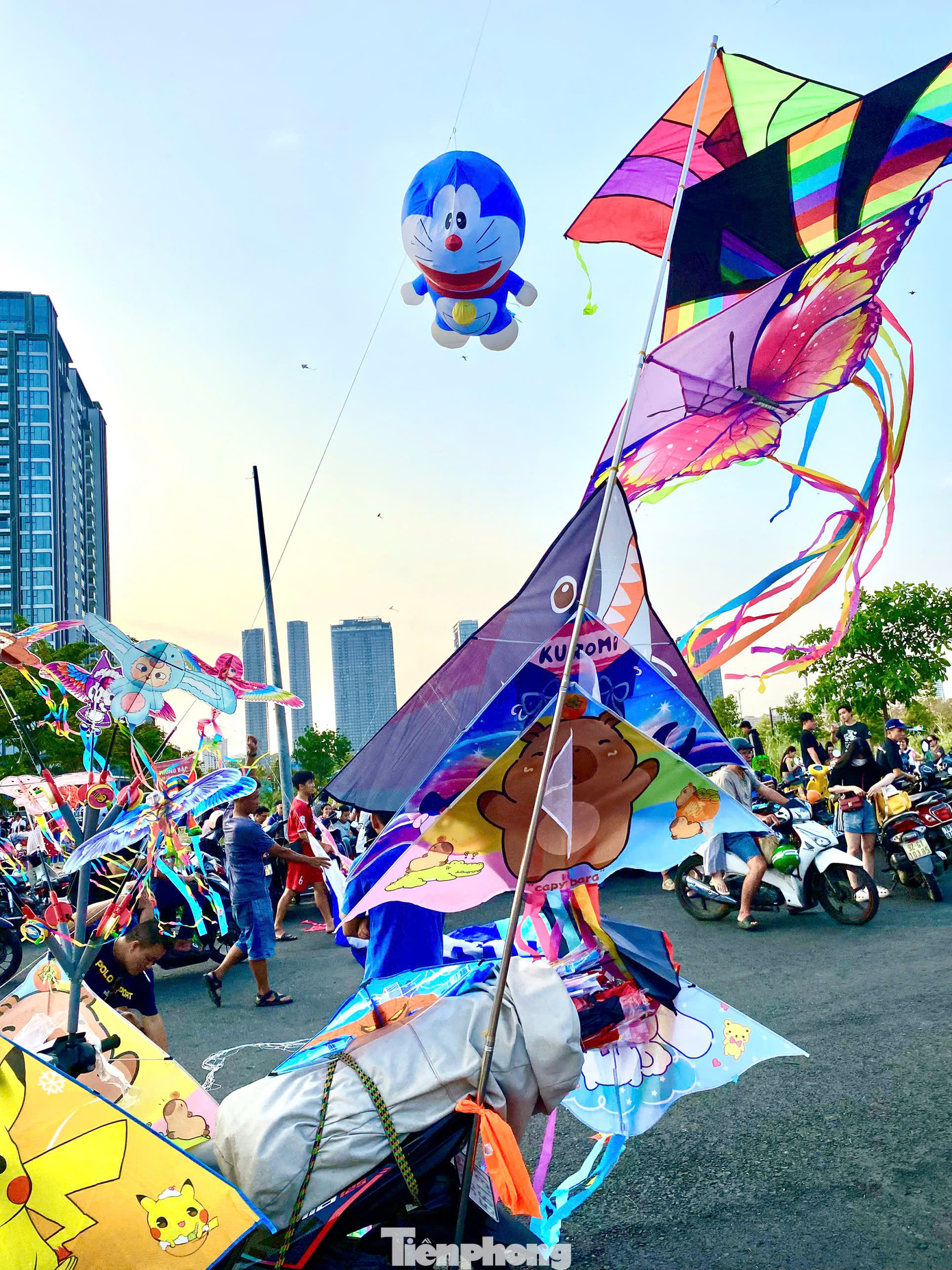 Những &quot;hàng diều&quot; di động bán đủ loại diều với giá từ 50.000 đồng đến 200.000 đồng, đáp ứng nhu cầu của người chơi diều.