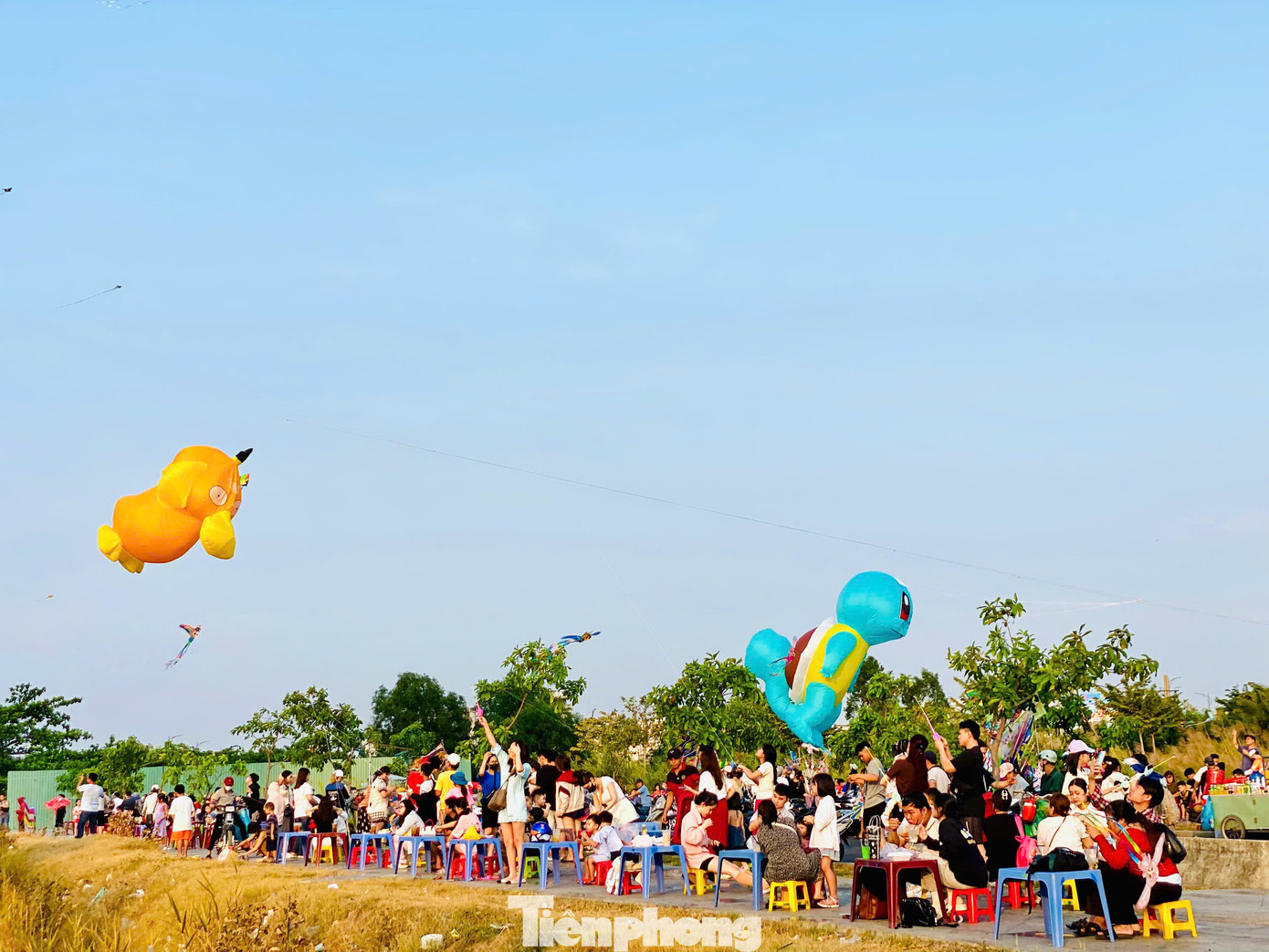 Bên cạnh sự nhộn nhịp và sắc màu rực rỡ, cánh đồng diều Thủ Thiêm cũng đối diện với tình trạng ô nhiễm rác thải. Sau mỗi buổi thả diều, nhiều túi nilon, chai nhựa, giấy gói đồ ăn bị vứt bừa bãi trên các bãi cỏ.