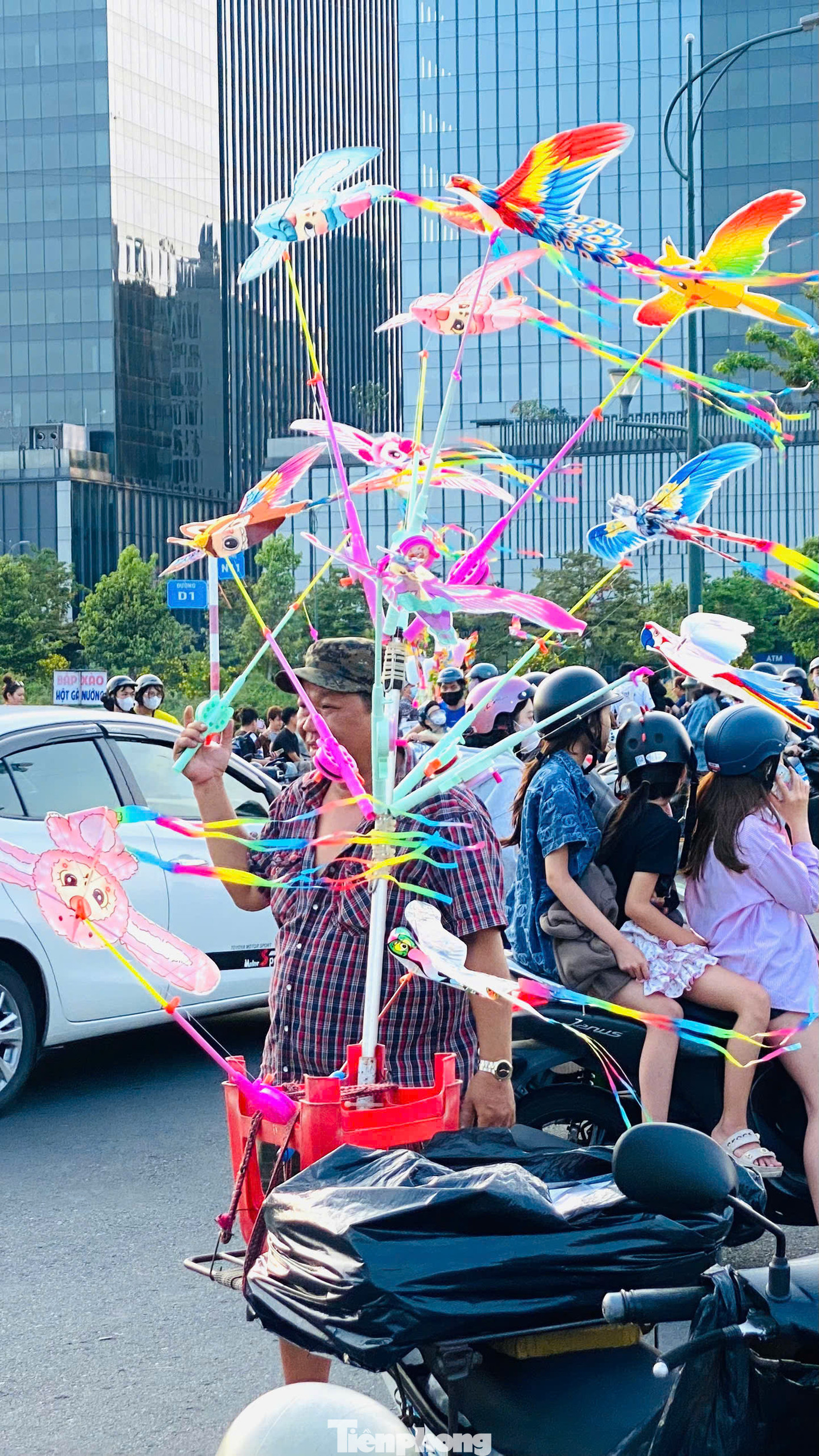 Những &quot;hàng diều&quot; di động bán đủ loại diều với giá từ 50.000 đồng đến 200.000 đồng, đáp ứng nhu cầu của người chơi diều.