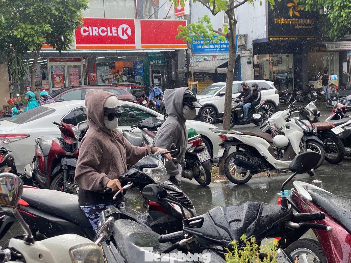 Cơn mưa trái mùa kéo dài khoảng 30 phút ở quận 1. Ảnh: Hữu Huy Cơn mưa trái mùa kéo dài khoảng 30 phút ở quận 1. Ảnh: Hữu Huy