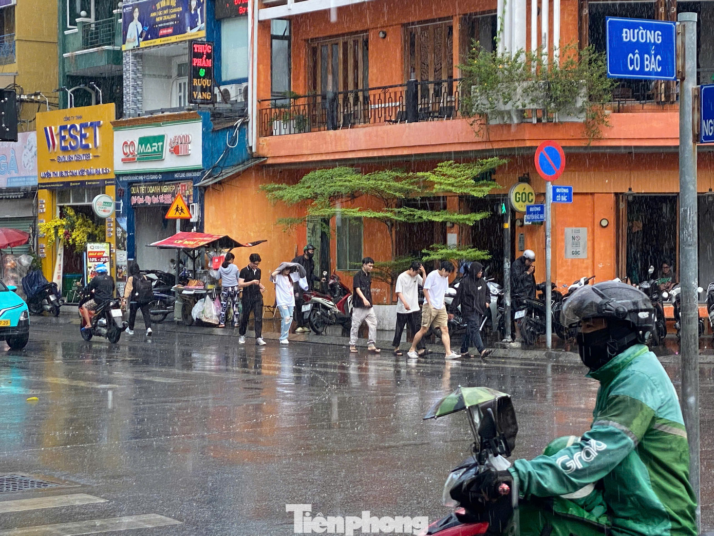 Cơn mưa trái mùa xuất hiện bất ngờ, nhiều người phải đội mưa di chuyển trên đường. Ảnh: Hữu Huy Cơn mưa trái mùa xuất hiện bất ngờ, nhiều người phải đội mưa di chuyển trên đường. Ảnh: Hữu Huy