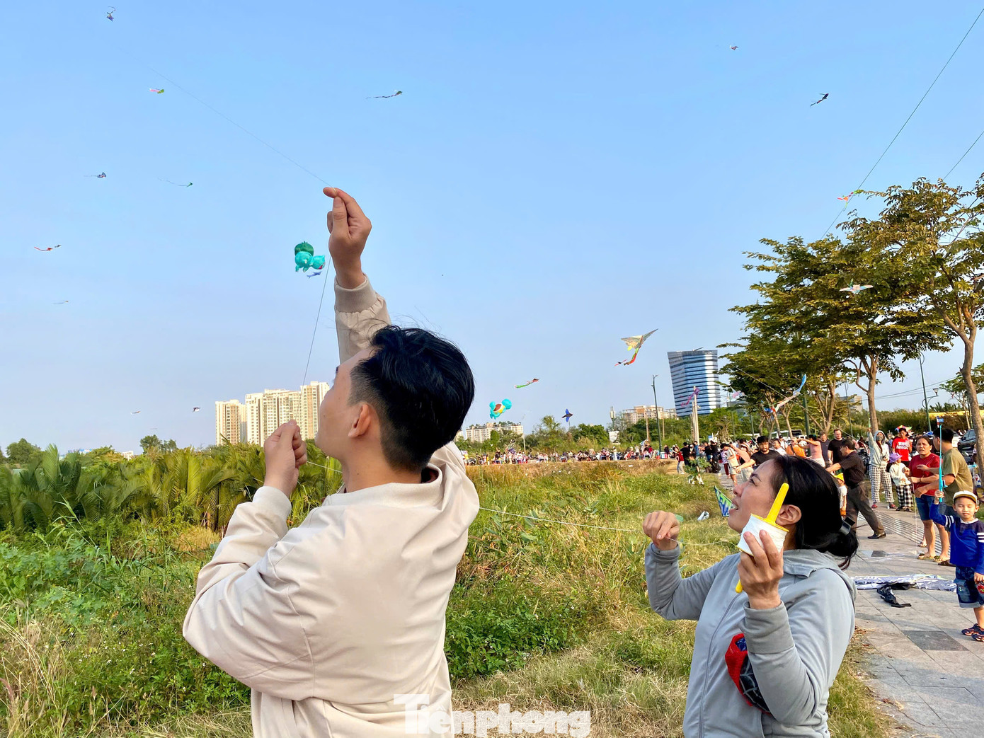 Tọa lạc ở đoạn gần chân cầu Ba Son, &quot;cánh đồng diều&quot; dần trở thành một trong những địa điểm giải trí ngoài trời được yêu thích của người dân TPHCM
