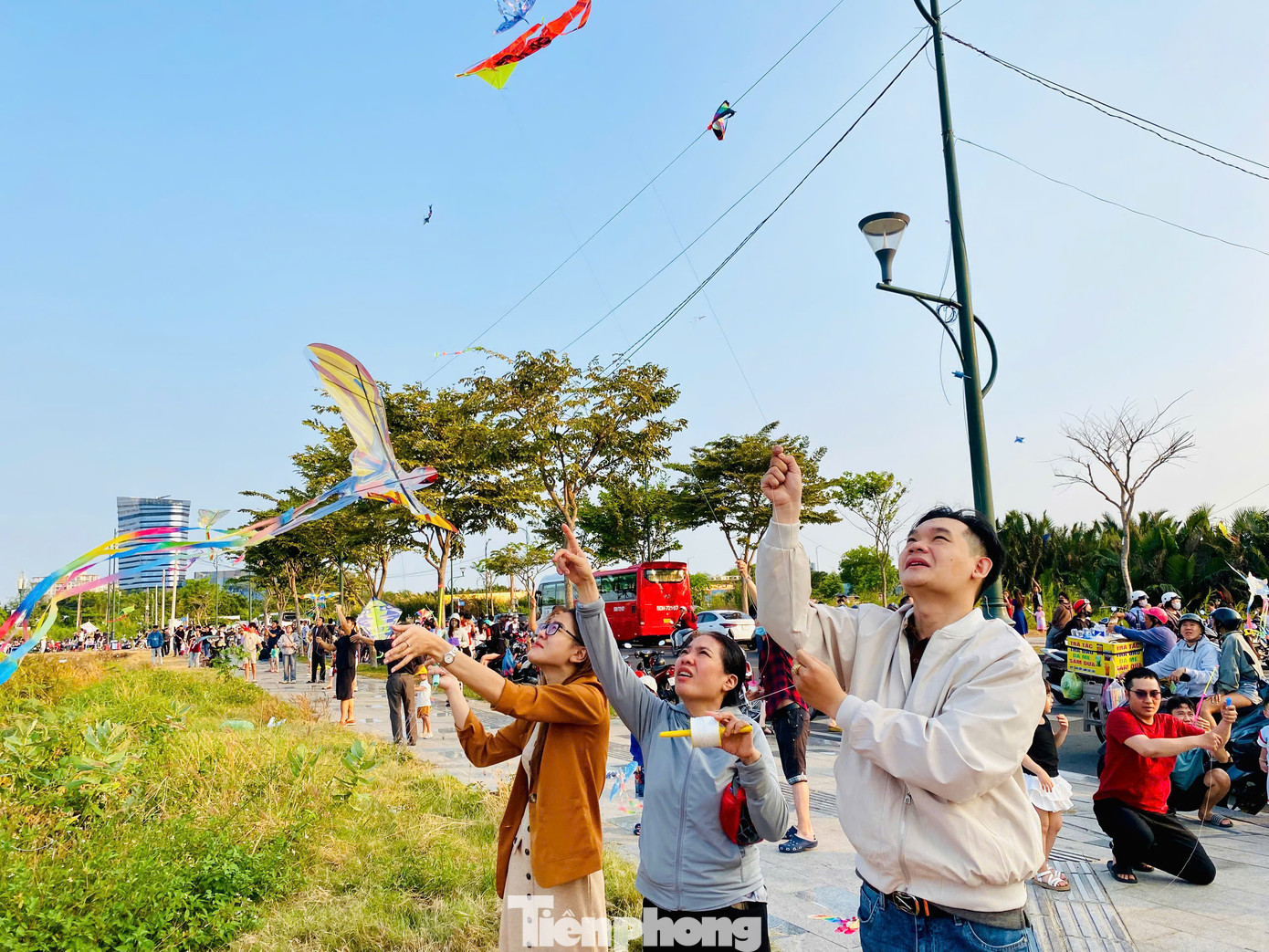 Hàng trăm gia đình, bạn trẻ đến đây để tận hưởng sự thoáng đãng, hít thở không khí trong lành và trải nghiệm thú vui tuổi thơ.
