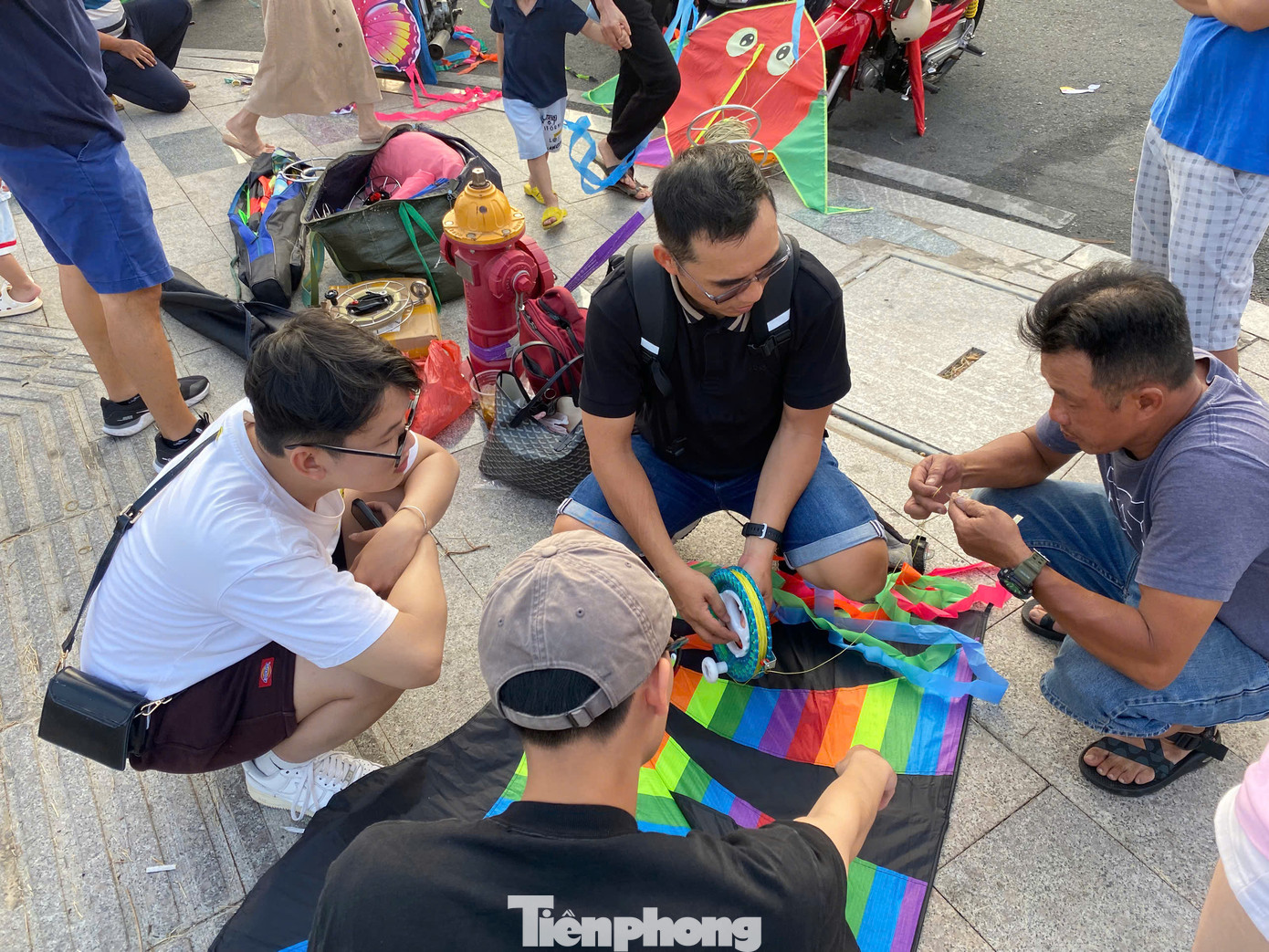 Với không gian rộng rãi, thoáng mát và gió thổi đều, nơi đây không chỉ thu hút trẻ nhỏ mà còn là điểm hẹn của nhiều bạn trẻ, gia đình và cả những nghệ nhân đam mê diều. Nhiều người đến đây không chỉ để thả diều mà còn để tận hưởng không khí trong lành, thư giãn sau thời gian làm việc căng thẳng.