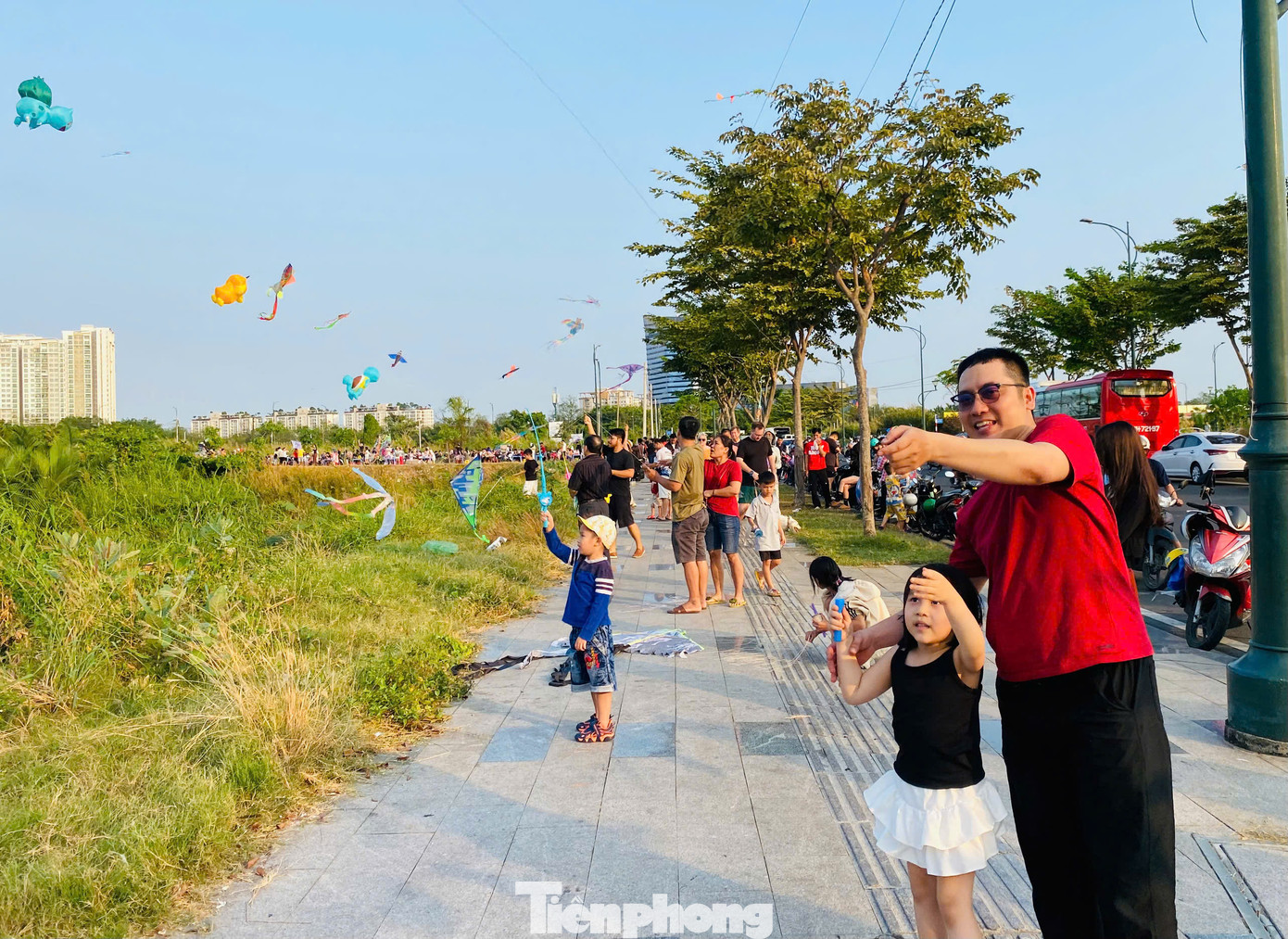 Từ khoảng 16h, dù trời còn khá nắng nhưng đồng diều đã rất nhộn nhịp.