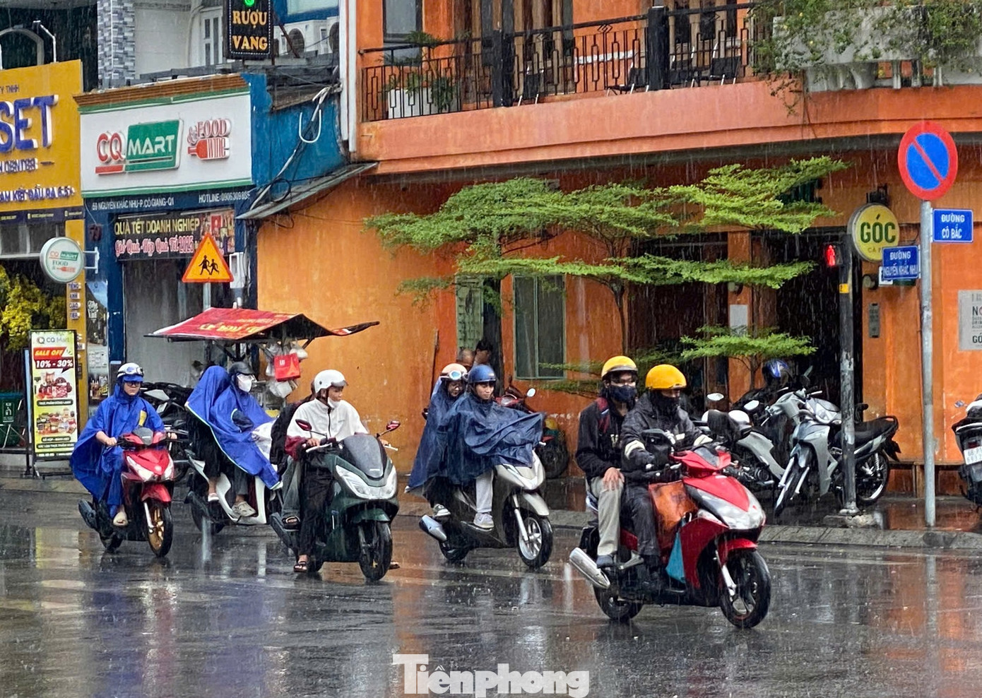 Từ tháng 7 đến tháng 12/2025, TPHCM sẽ trải qua nhiều biến động thời tiết, cần chủ động ứng phó với các hiện tượng cực đoan như mưa lớn, dông lốc và triều cường. Ảnh minh họa: Hữu Huy Từ tháng 7 đến tháng 12/2025, TPHCM sẽ trải qua nhiều biến động thời tiết, cần chủ động ứng phó với các hiện tượng cực đoan như mưa lớn, dông lốc và triều cường. Ảnh minh họa: Hữu Huy