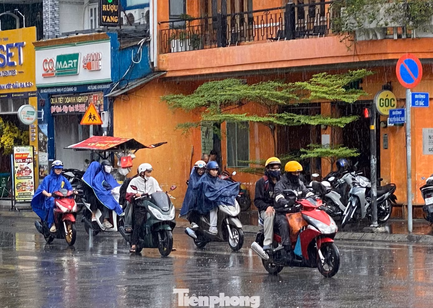 Cơ quan khí tượng dự báo trong ngày 12/3 và ngày 16-17/3, khu vực TPHCM có mưa trái mùa ở vài nơi với khả năng có mưa vừa, mưa to cục bộ. Ảnh minh họa: Hữu Huy