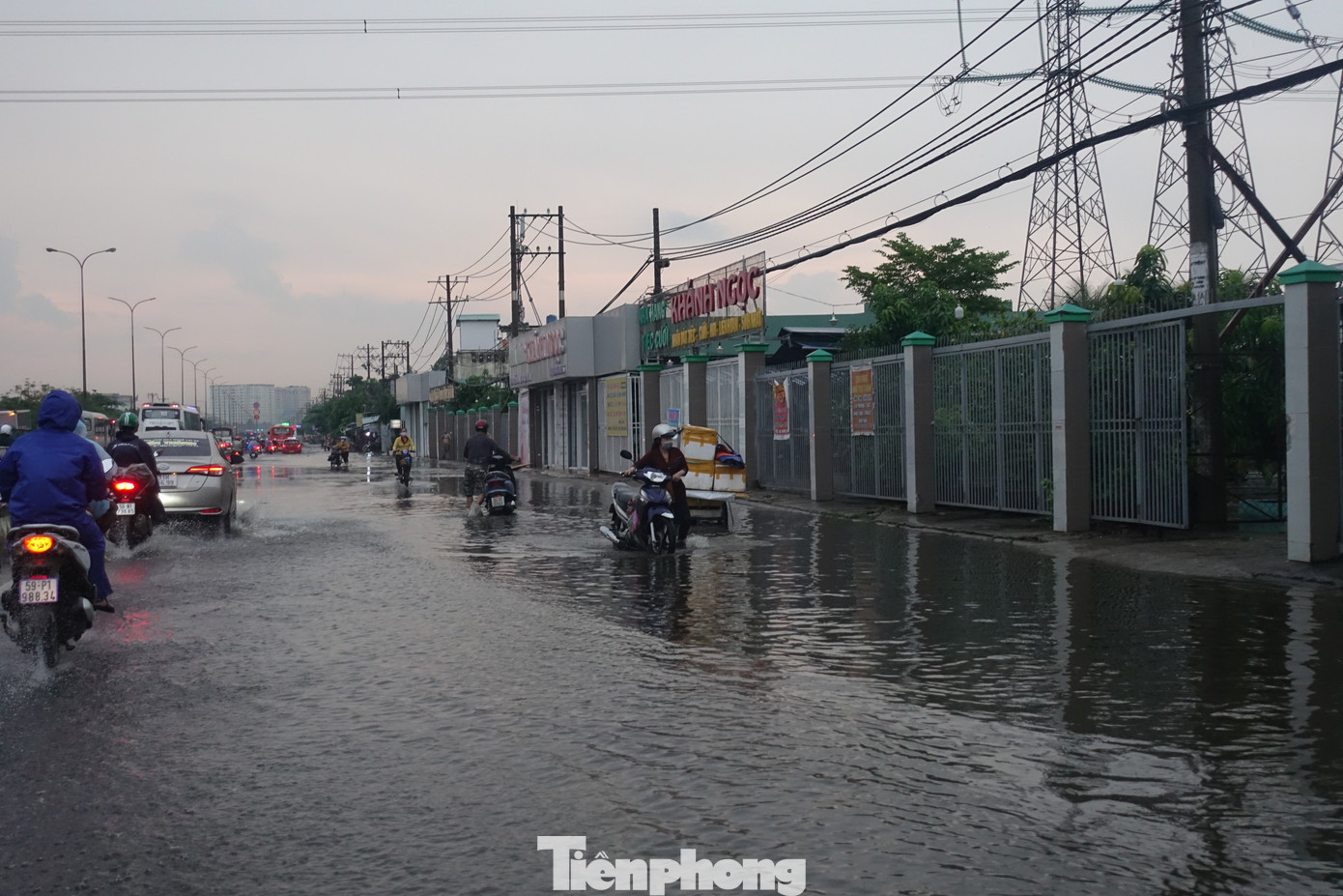 Đoạn quốc lộ 1 (trước trạm biến áp Phú Lâm, quận Bình Tân) thường xuyên bị ngập úng khi mưa lớn kết hợp triều cường. Ảnh tư liệu: Hữu Huy Đoạn quốc lộ 1 (trước trạm biến áp Phú Lâm, quận Bình Tân) thường xuyên bị ngập úng khi mưa lớn kết hợp triều cường. Ảnh tư liệu: Hữu Huy