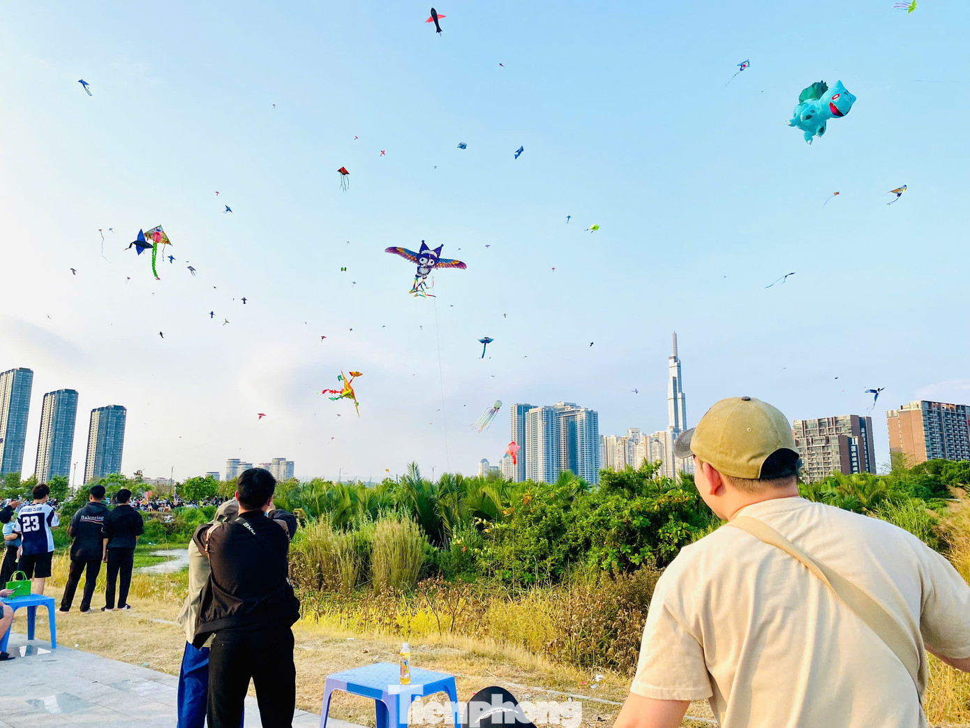 Chia sẻ với PV, anh Nguyễn Quốc Nam (ngụ TP Thủ Đức) cho biết: &quot;Từ đầu tháng 3, mỗi khi trời nắng, ít mưa, gió lớn, tôi đưa con đến đây vui chơi, thả diều. Không gian mát mẻ với các loại diều đủ màu sắc nên cháu rất thích&quot;.
