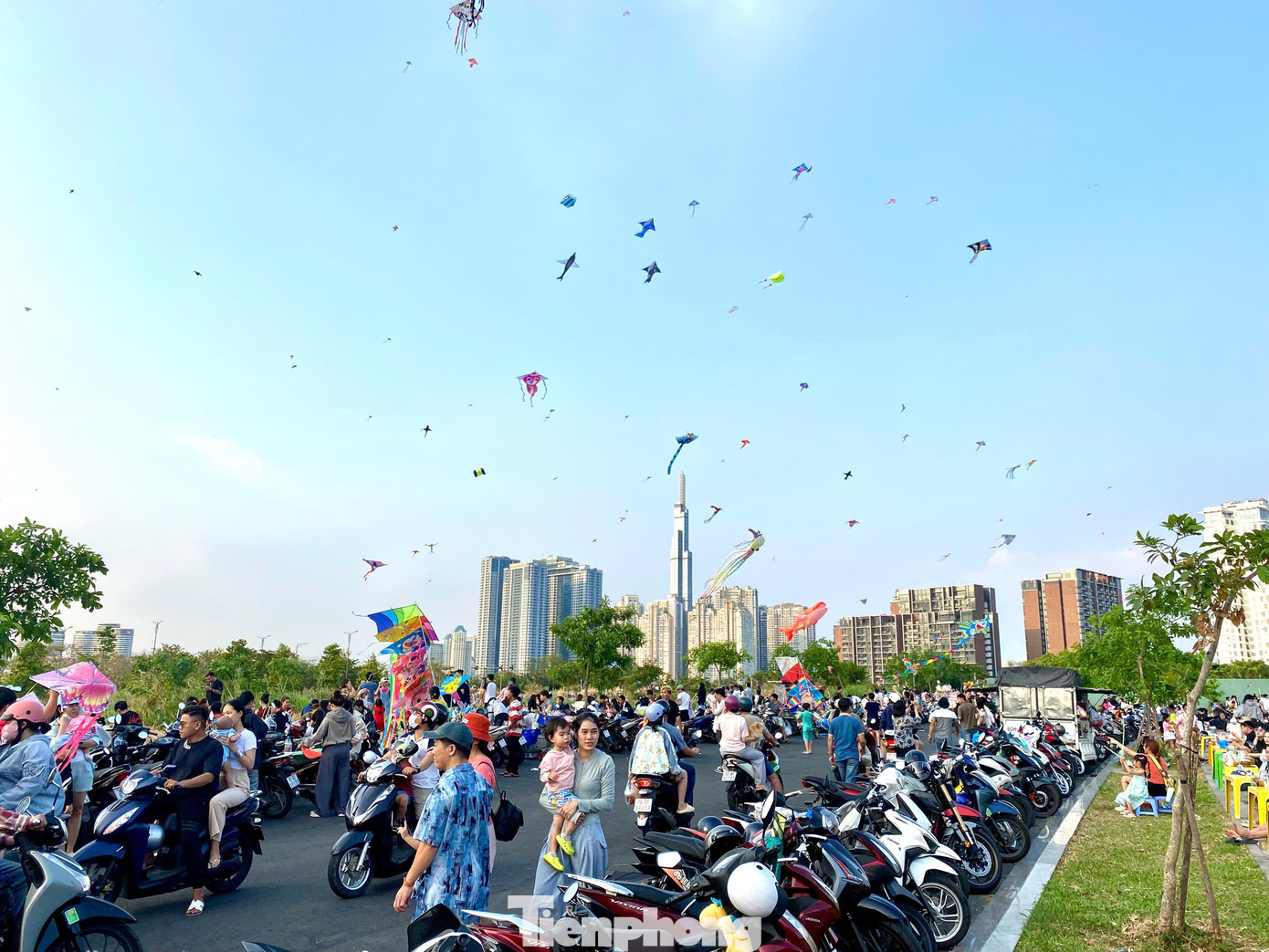 Vào mỗi buổi chiều, cánh đồng diều tại khu đô thị Thủ Thiêm, TP Thủ Đức (TPHCM) lại trở thành điểm hẹn lý tưởng của hàng trăm người dân đến vui chơi, thư giãn.