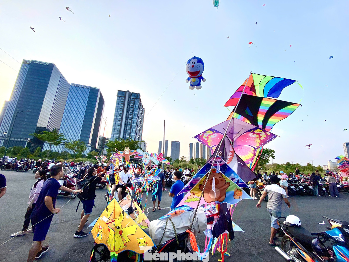 Dù còn một số hạn chế, nhưng không thể phủ nhận cánh đồng diều Thủ Thiêm đã trở thành một trong những địa điểm vui chơi hấp dẫn ở TPHCM. Trong bối cảnh thành phố ngày càng ít không gian xanh, nơi đây mang đến một khoảng không gian mở, giúp mọi người tạm rời xa nhịp sống hối hả để thư giãn, hòa mình vào thiên nhiên.