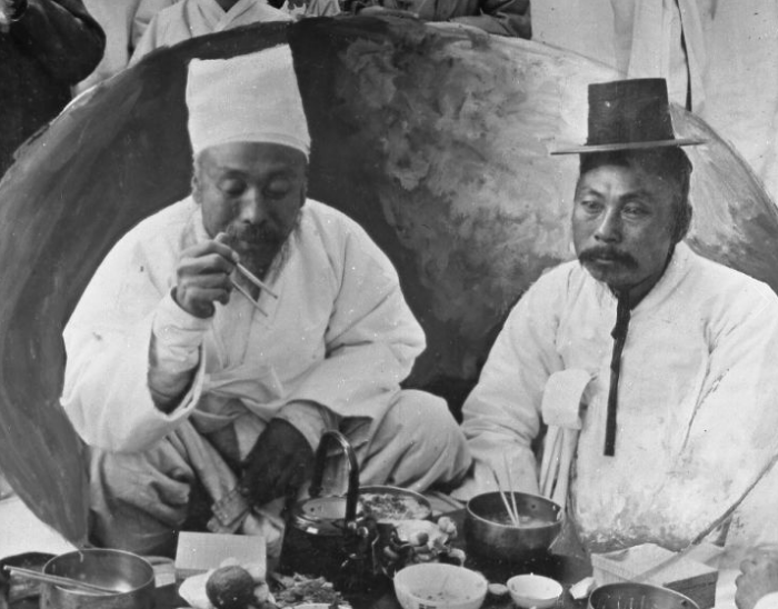 Hai người đàn ông Bình Nhưỡng cùng ăn cơm với nhau