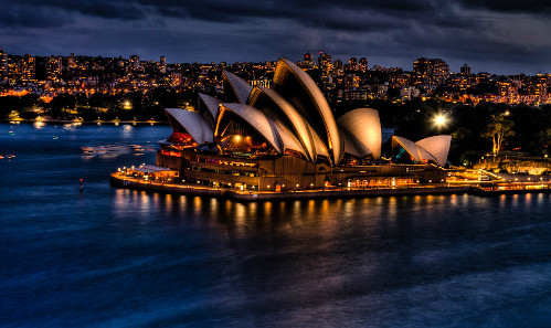 Kiến trúc sư xây dựng Nhà hát Opera Sydney lấy cảm hứng về cấu trúc đặc biệt của nó từ đâu?