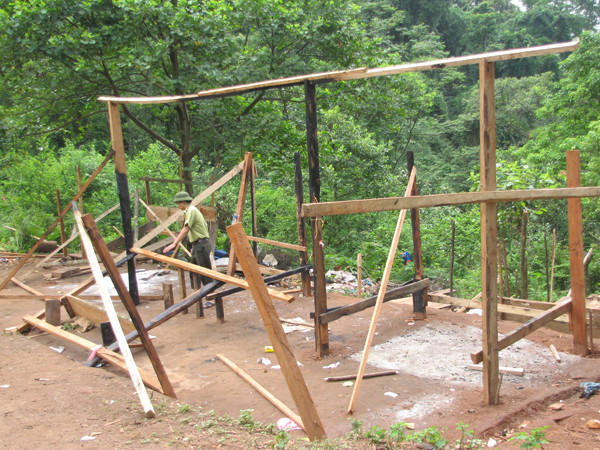 “Đại bản doanh” của lâm tặc và tàn tích còn lại. Ảnh: Tuấn Nguyễn