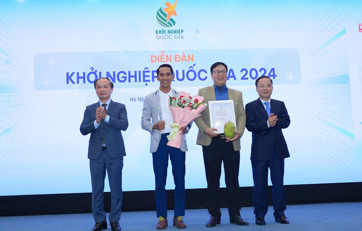 Ông Phạm Tất Thắng - Phó Trưởng ban Thường trực Ban Dân vận T.Ư và ông Bùi Trung Nghĩa - Phó Chủ tịch Liên đoàn Thương mại và Công nghiệp Việt Nam (VCCI) trao hoa và giấy chứng nhận giải Nhất cho dự án “Sa kê toàn cầu - Sa kê Việt: Rừng thực phẩm 7 phân tầng”. Ông Phạm Tất Thắng - Phó Trưởng ban Thường trực Ban Dân vận T.Ư và ông Bùi Trung Nghĩa - Phó Chủ tịch Liên đoàn Thương mại và Công nghiệp Việt Nam (VCCI) trao hoa và giấy chứng nhận giải Nhất cho dự án “Sa kê toàn cầu - Sa kê Việt: Rừng thực phẩm 7 phân tầng”.