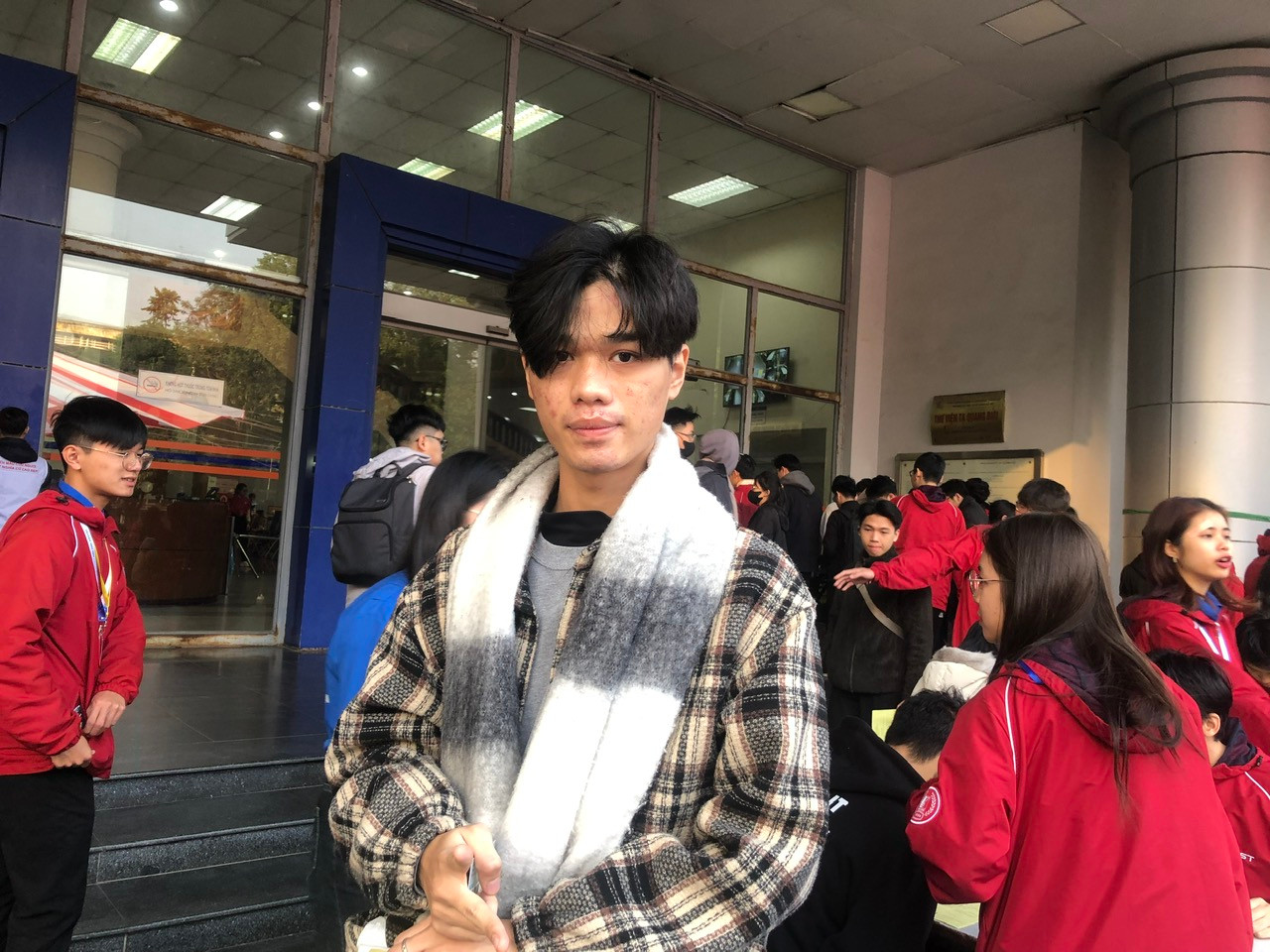 Bạn Lại Việt Tuấn hòa trong dòng đông đảo sinh viên hưởng ứng Chủ Nhật Đỏ. Bạn Lại Việt Tuấn hòa trong dòng đông đảo sinh viên hưởng ứng Chủ Nhật Đỏ.