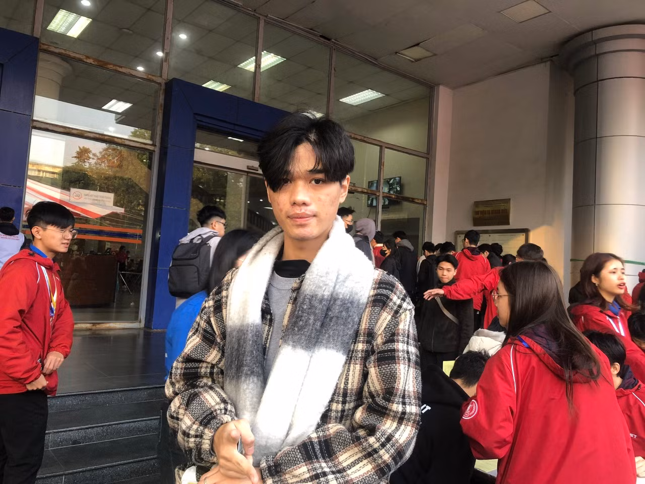 Bạn Lại Việt Tuấn hòa trong dòng đông đảo sinh viên hưởng ứng Chủ Nhật Đỏ. Bạn Lại Việt Tuấn hòa trong dòng đông đảo sinh viên hưởng ứng Chủ Nhật Đỏ.